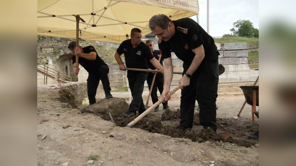 Düzce Belediyesi İtfaiyesi'nden Konuralp Antik Tiyatrosu kazılarına destek