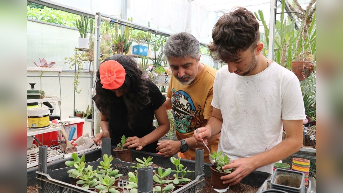 İzmir'de Özel Eğitim Öğrencileri: Atıl Konteyneri Kitap Okuma ve Oyun Alanına Dönüştürdü