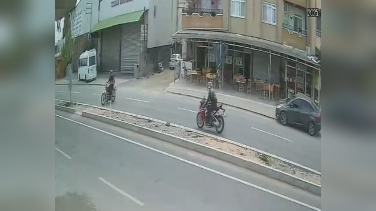 Adana'da Motosiklet Kazası: İki Sürücü Ağır Yaralı