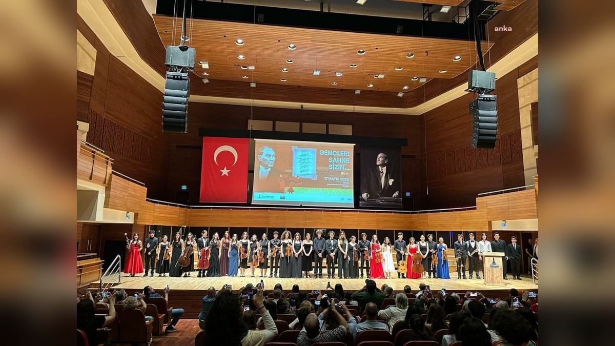 İzmir'de Gençler Sahne Sizin konseri: 19 Mayıs coşkusu AASSM'de yaşandı