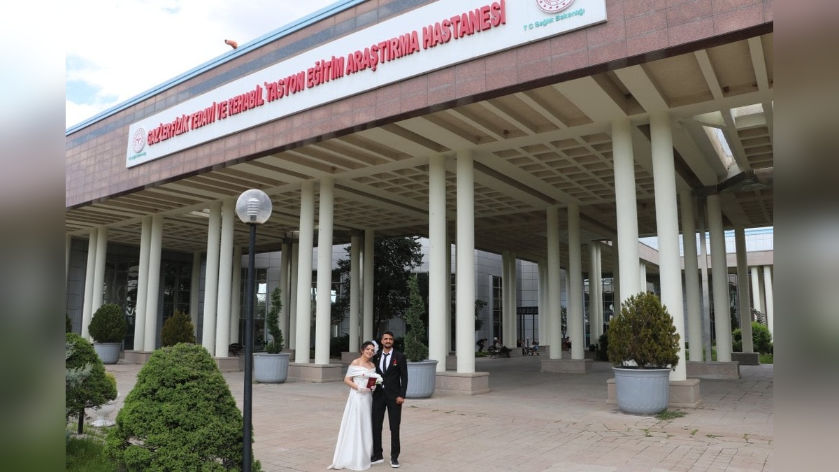 Ankara'da gazi Çınar, tedavi gördüğü hastanede dünya evine girdi: Üç yıl sonra yeniden yürümeye başlayan asker, mutluluğunu hastane personeliyle paylaştı