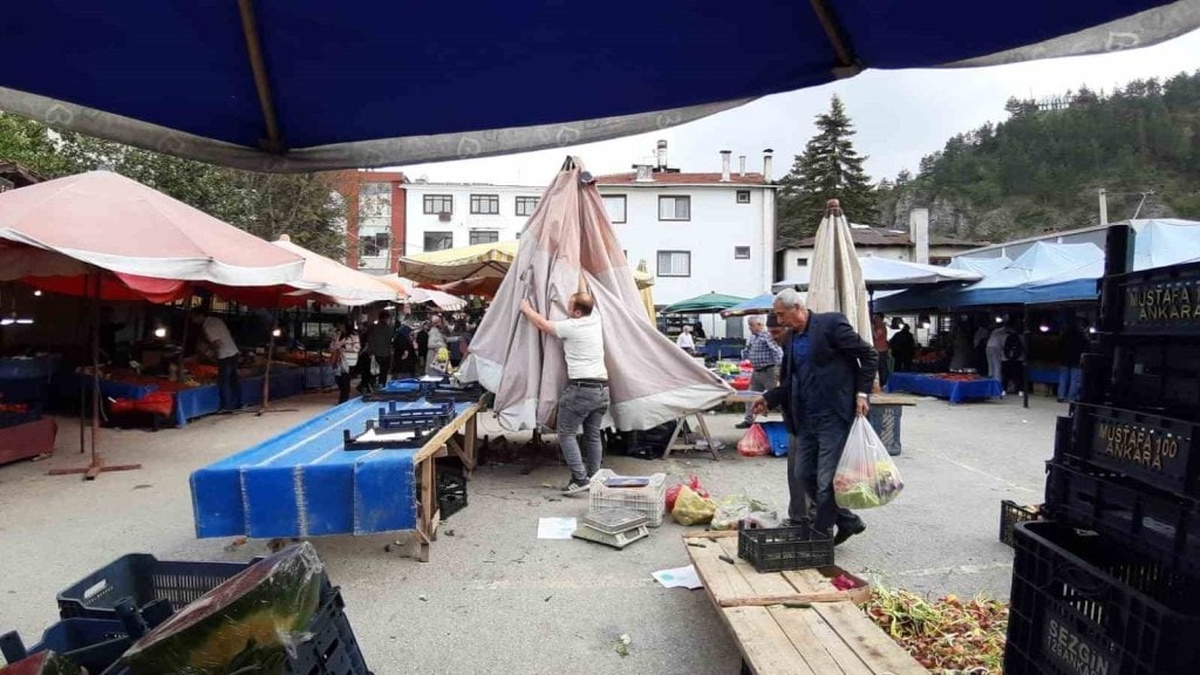 Mudurnu'da şiddetli fırtına: Semt pazarı esnafı zor anlar yaşadı