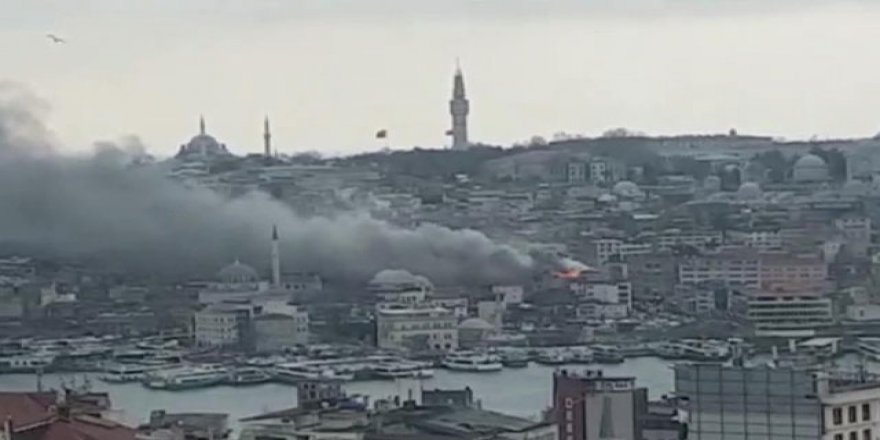 Eminönü'nde çatı yangını