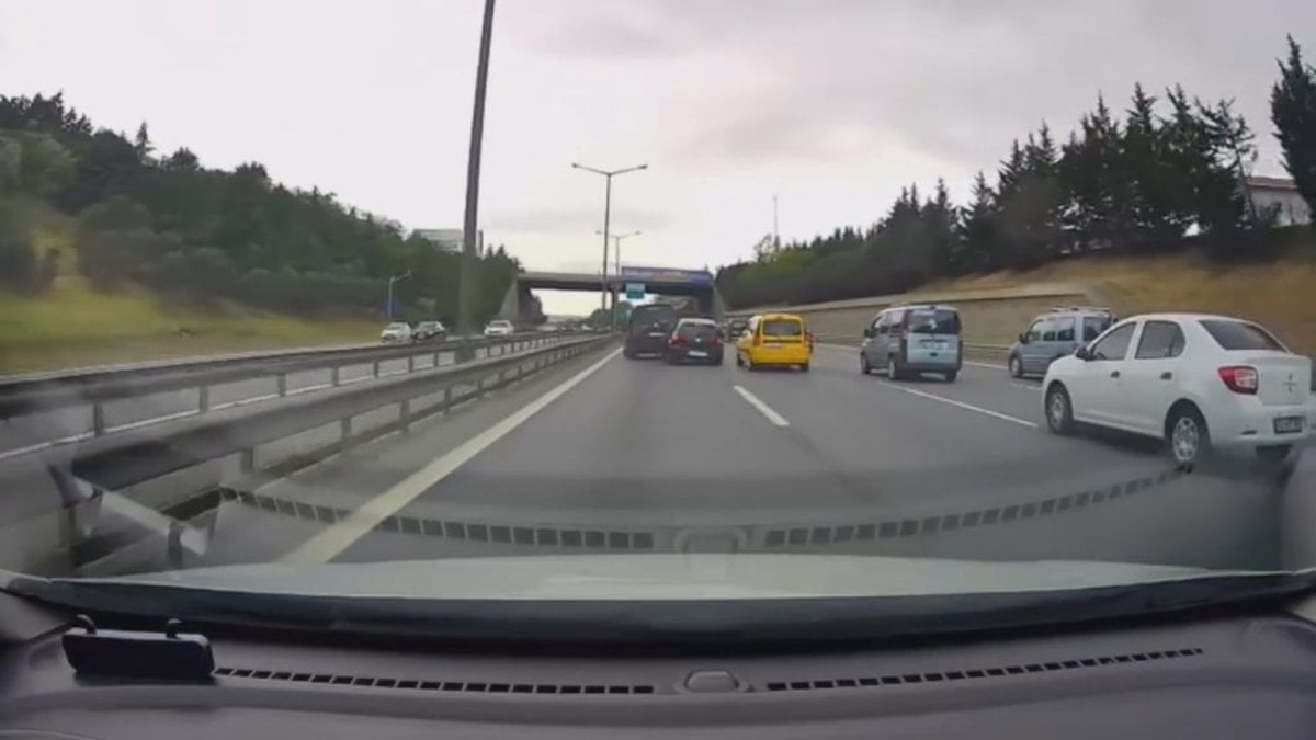 İstanbul'da TEM Otoyolu'nda zincirleme kaza: Makas atan otomobil 4 araca çarptı