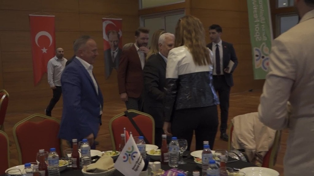 Bursa Büyükşehir Belediye Başkanı Bozbey, kardeş şehirlerden gelen genç sporcularla buluştu