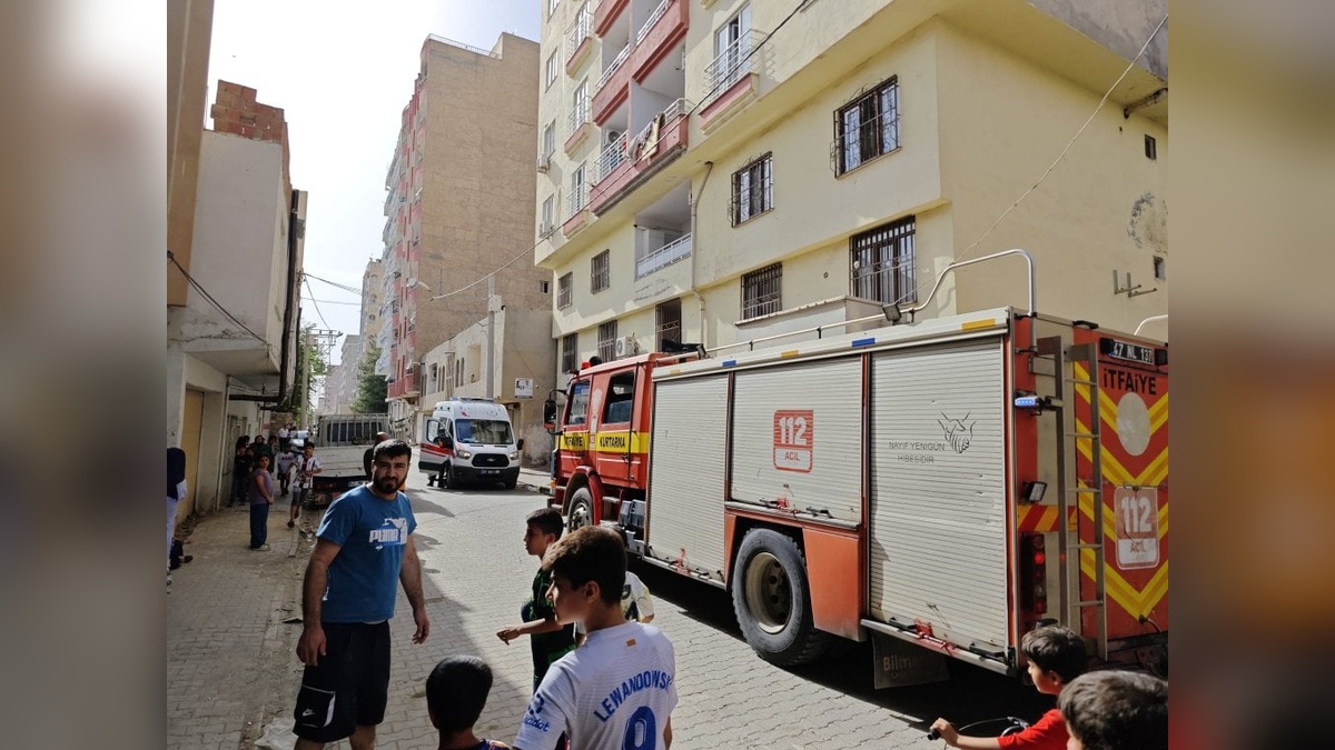 Kızıltepe'de iki çocuk havalandırma boşluğuna düştü