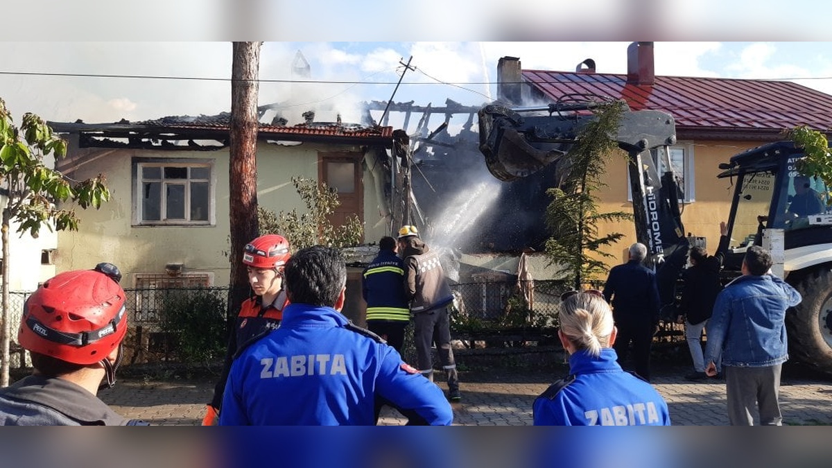 Bolu'da iki ev ve bir depo küle döndü: Yangın iş makinesiyle kontrol altına alındı