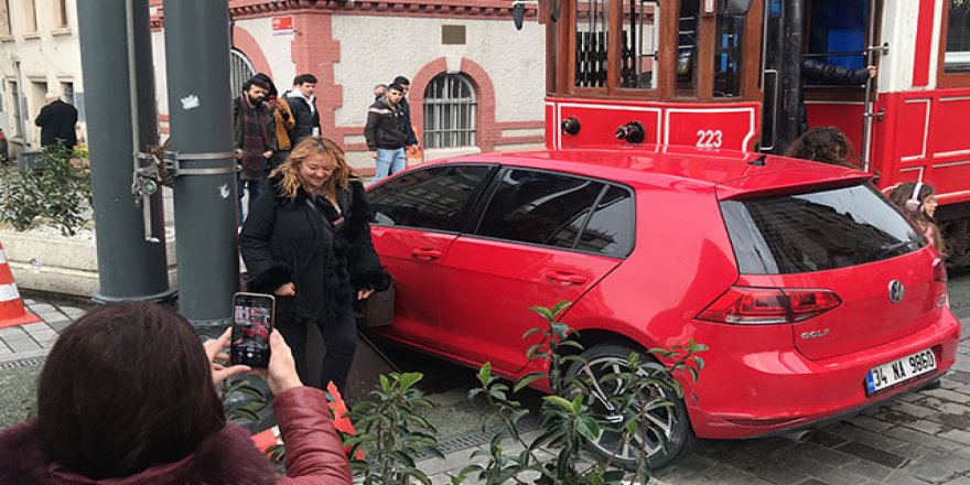 Kaza yapan tramvayın önünde fotoğraf çektirme yarışı