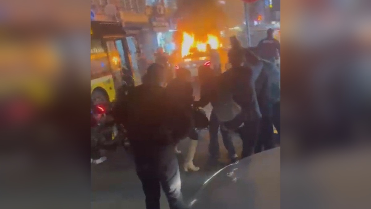 Küçükçekmece'de şampiyonluk kutlamasında araçta yangın çıktı