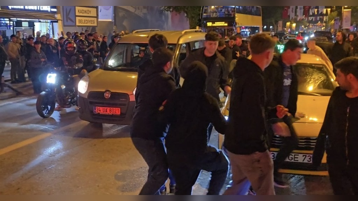 Kadıköy'de şampiyonluk kutlaması gerginliği: Fenerbahçe taraftarlarından Galatasaraylılara saldırı