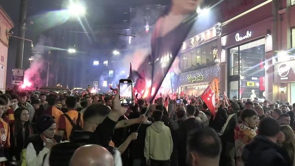 Galatasaray şampiyonluğunu coşkuyla kutladı