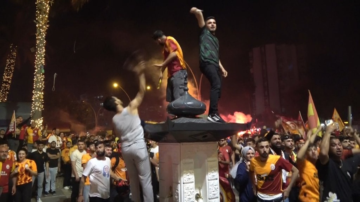 Adana'da şampiyonluk kutlamaları kavgaya dönüştü