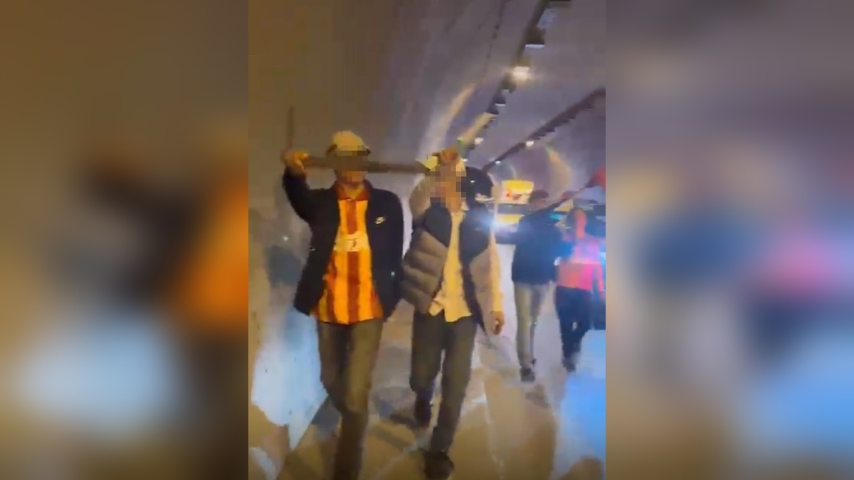 İzmir'de şampiyonluk kutlamasına döner bıçağıyla katıldılar