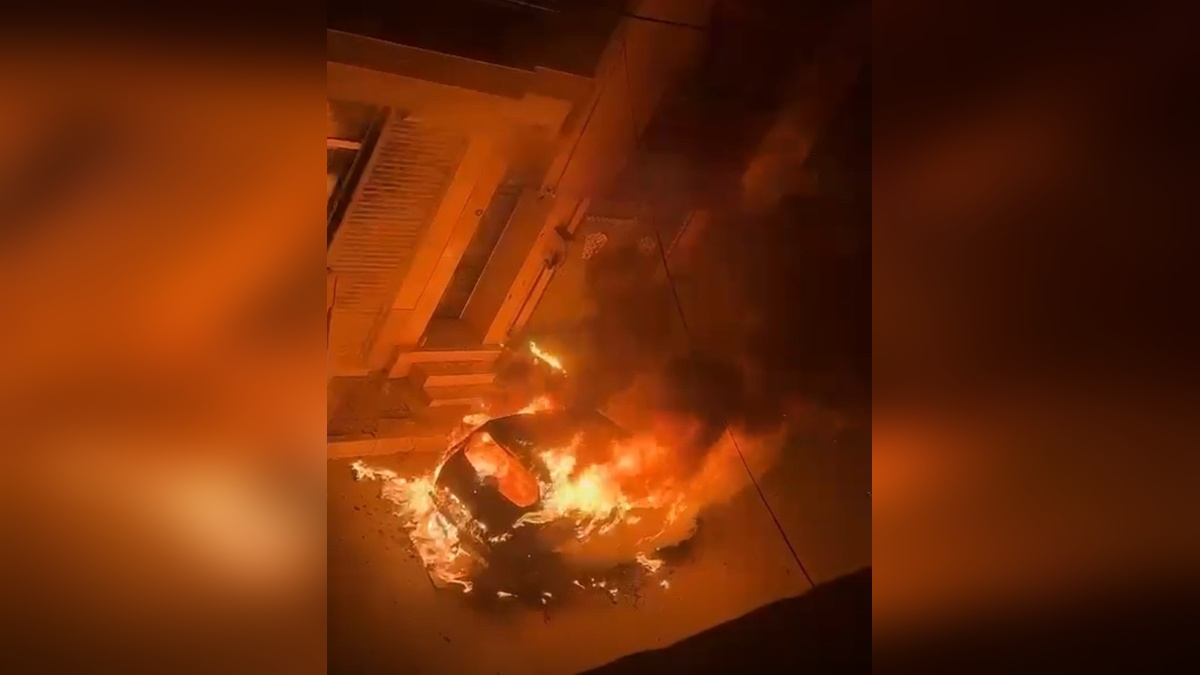 İzmir'de park halindeki otomobil alev alev yandı