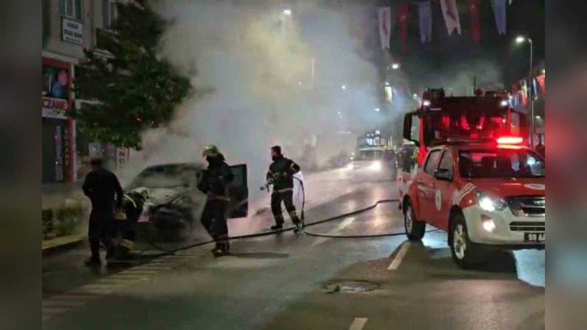 Çerkezköy'de otomobil alev alev yandı