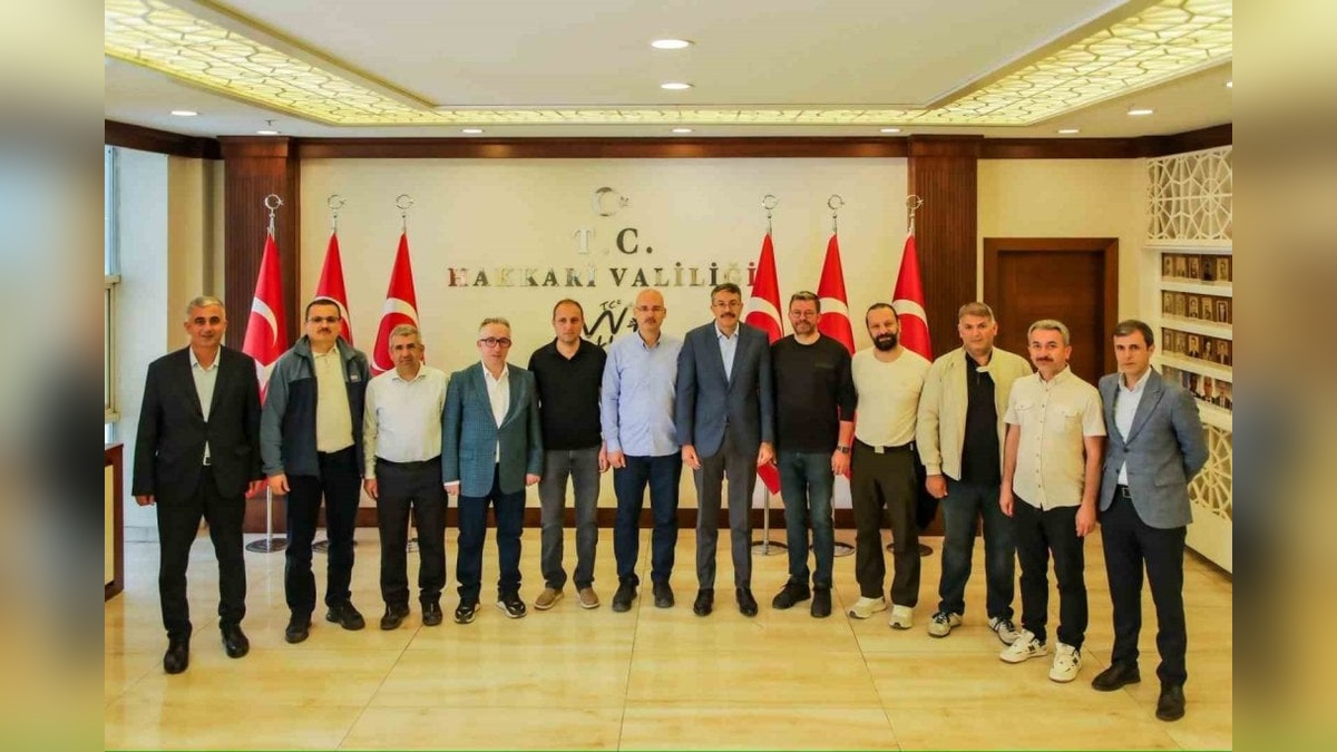 İstanbul Üniversitesi Hukuk Fakültesi'nin 2000 yılı mezunları, Hakkâri'de buluştu