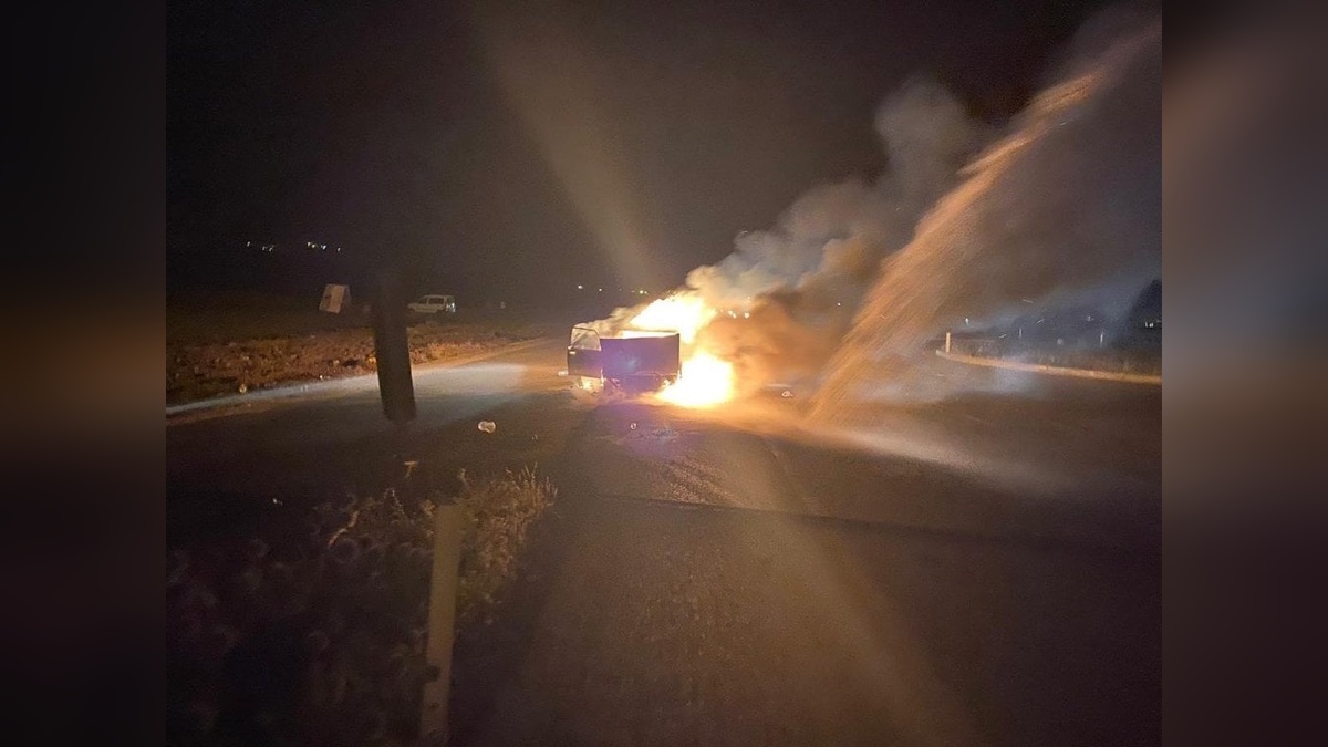 Hatay'da seyir halindeki otomobil alev alev yandı