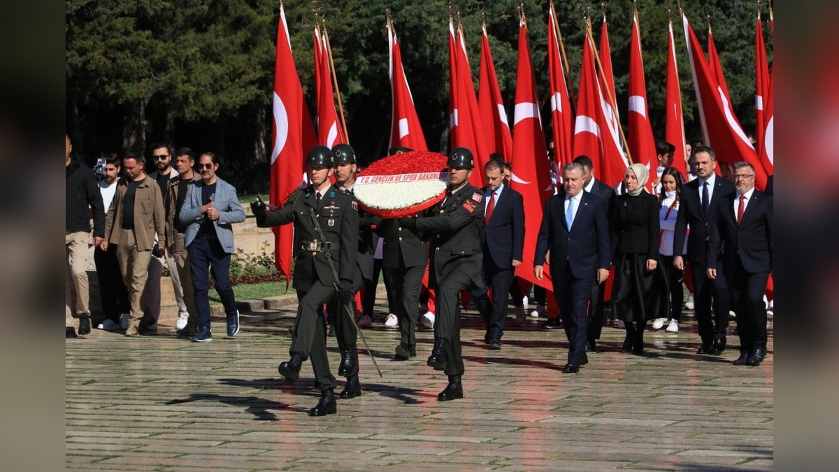 Gençlik ve Spor Bakanı Bak, Anıtkabir'i ziyaret etti