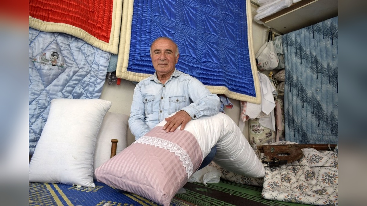 Antalya'da 54 yıllık yorgancı İbrahim Yılmaz: "Bir yastıkta kocayın" yastıkları yerini "küstüm yastığı"na bıraktı