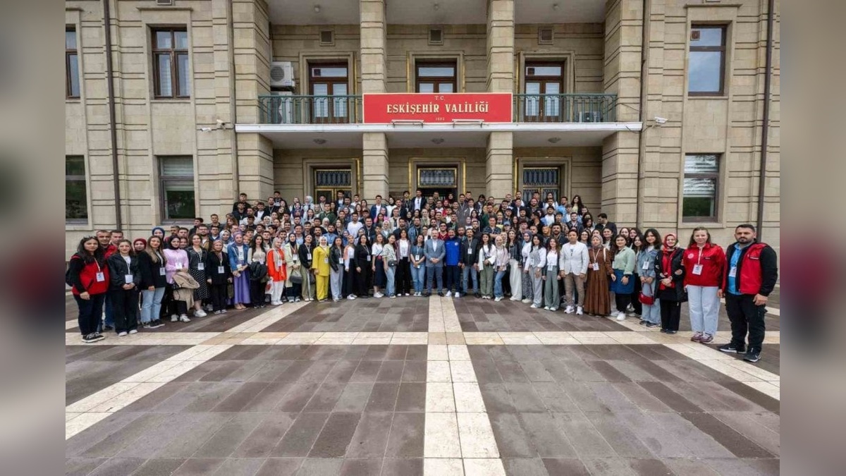 Eskişehir Valisi Aksoy: 19 Mayıs coşkusunu 8 ülkenin gençleriyle kutladık