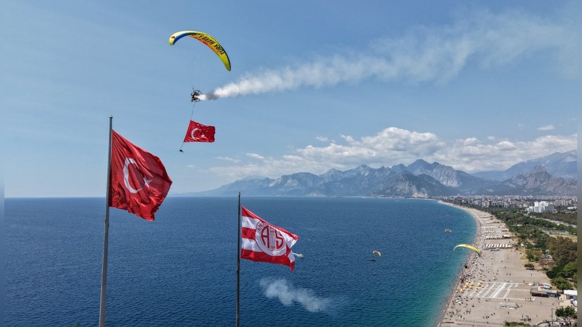 Antalya semalarında 19 Mayıs coşkusu: THK'dan görkemli paramotor gösterisi