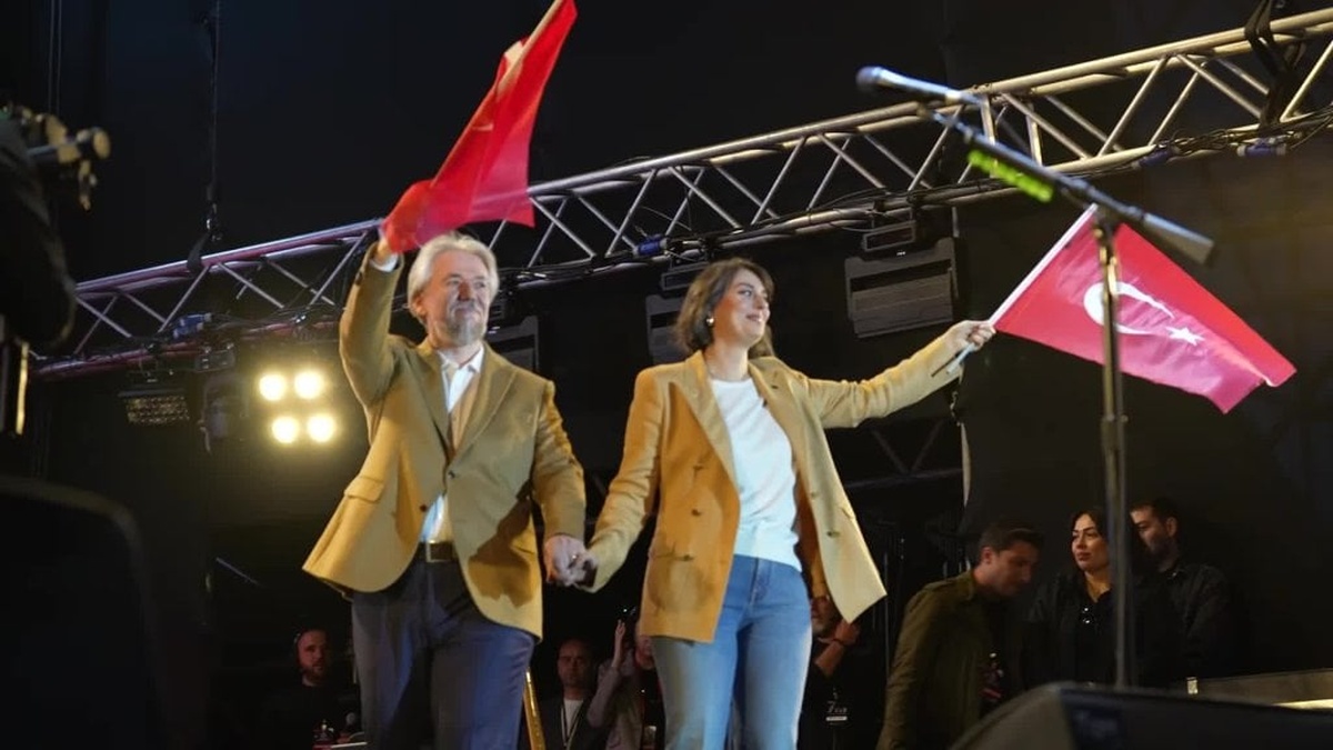 Üsküdar Belediyesi'nden 19 Mayıs kutlaması: Mor ve Ötesi sahne aldı