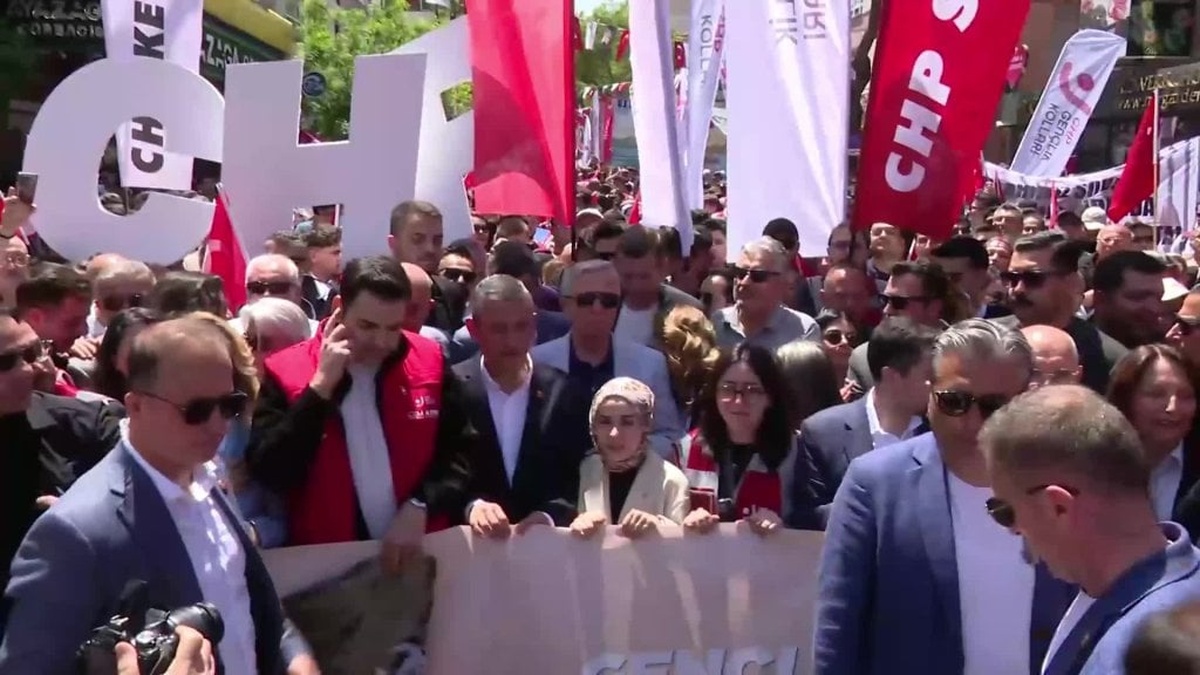 CHP lideri Özel, Anıtkabir'e yürüdü: Atatürk, Cumhuriyet'i gençlere emanet etti