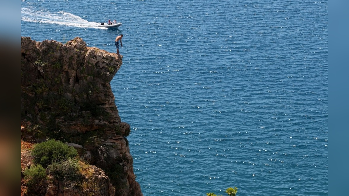Antalya'da falezlerden tehlikeli atlayış: Genç, sırt üstü suya çakıldı