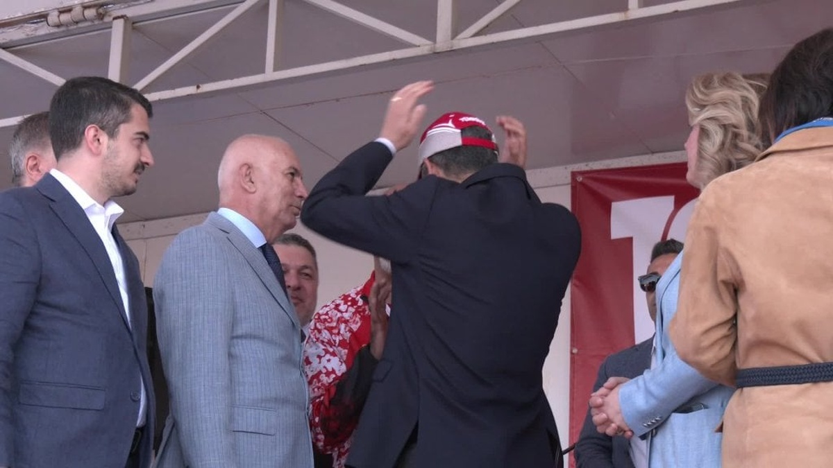 Mehmet Yurdadön'den Özgür Özel'e anlamlı hediye: 'Bu şapka çok devletler dolaştı'