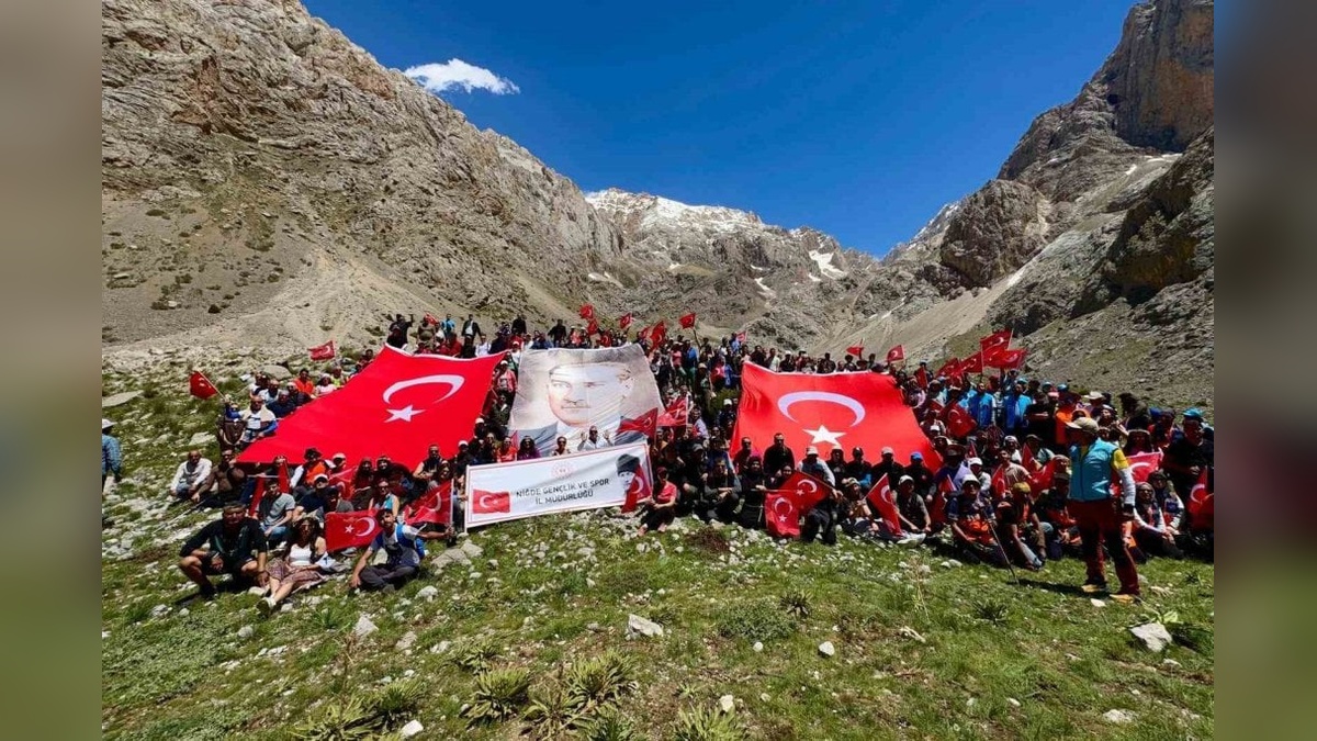 Aladağlar'da 19 Mayıs coşkusu: 270 kişi doğa yürüyüşü yaptı