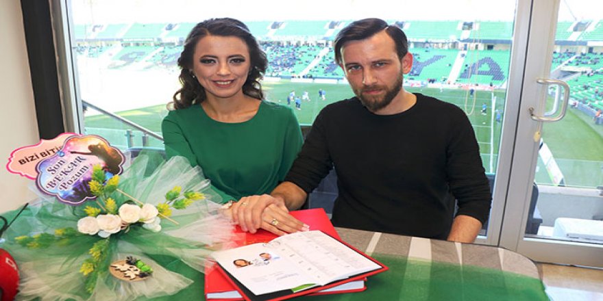 Tribünde tanışan çift, stadyumda evlendi