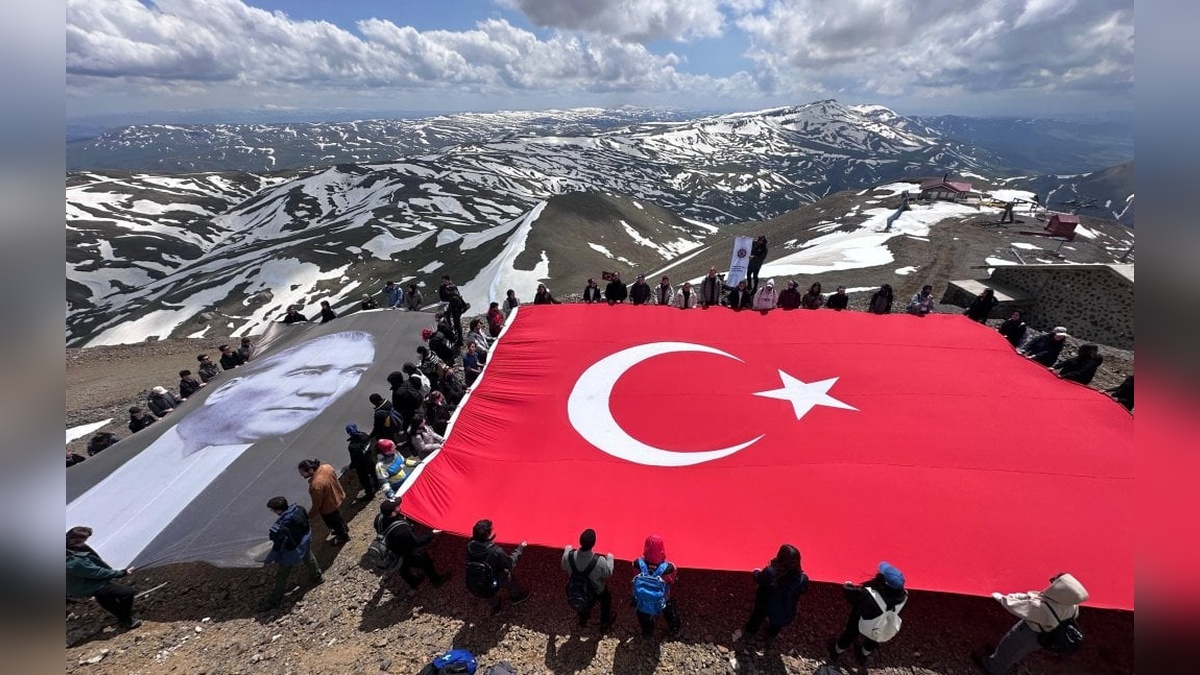 Palandöken zirvesinde 19 Mayıs coşkusu
