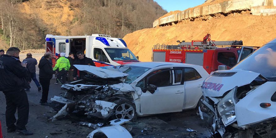 Minibüs ile otomobil çarpıştı