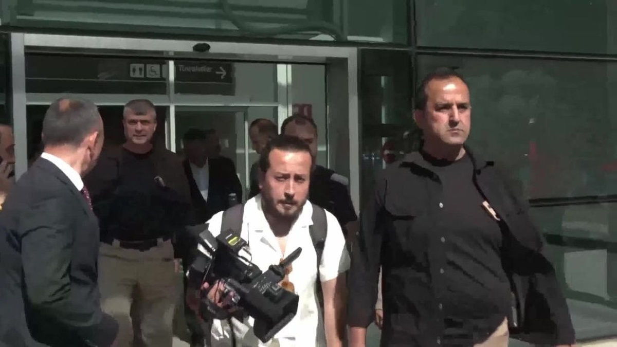 CHP lideri Özel, İzmir'de 'Millet İradesine Sahip Çıkıyor' mitinginde