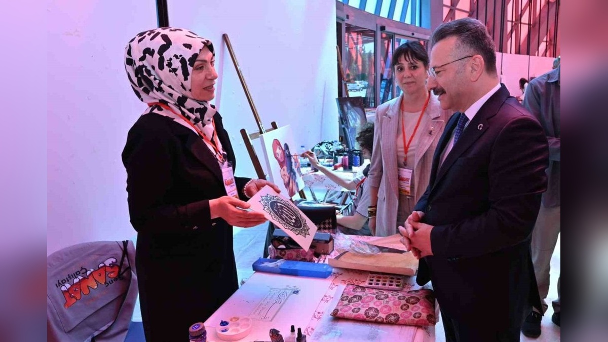 Eskişehir Valisi Aksoy, 'Genç Yansımalar' sergisini ziyaret etti