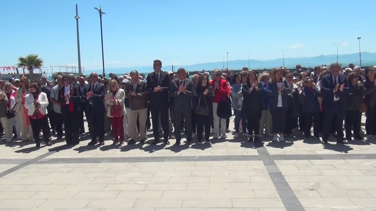 CHP Sinop İl Başkanlığı'ndan 19 Mayıs anması: 'Atatürk Anıtı'na isteyen çelengini istediği gibi koyamıyor'