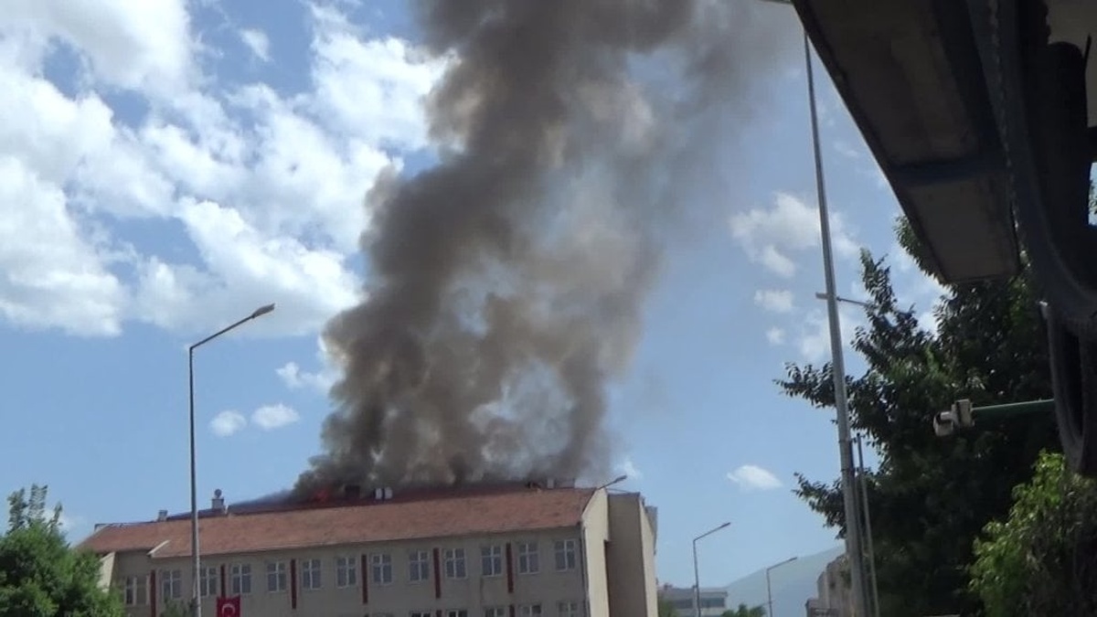 Iğdır'da kız yurdunda yangın: Öğrenciler tahliye edildi