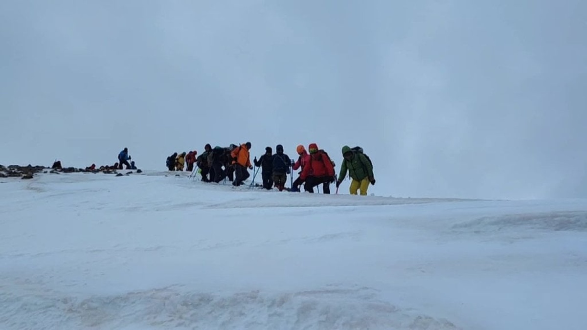 Küçük Ağrı Dağı’nda 19 Mayıs tırmanışı: 106 dağcı zirvede buluştu