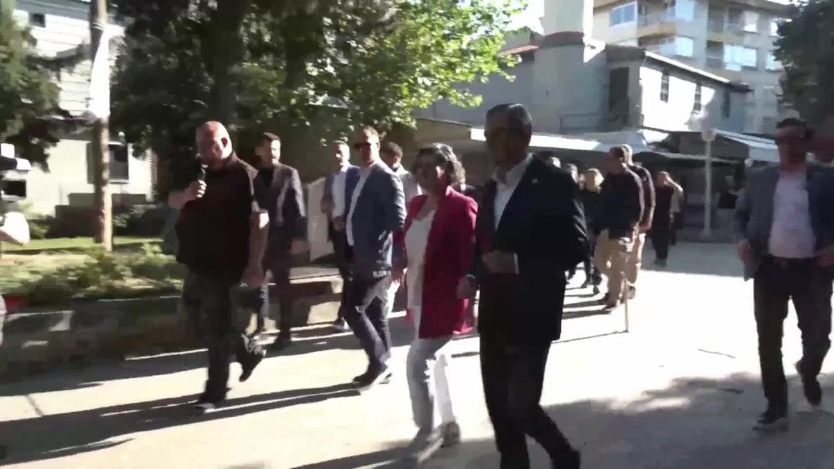 CHP Lideri Özel, İzmir mitingi öncesi Zübeyde Hanım'ın anıt mezarını ziyaret etti