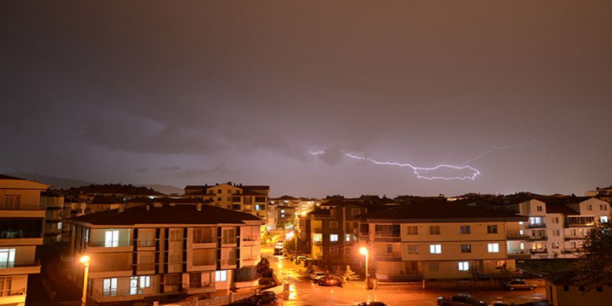 Aksaray'da yıldırımla Türkiye haritası oluştu