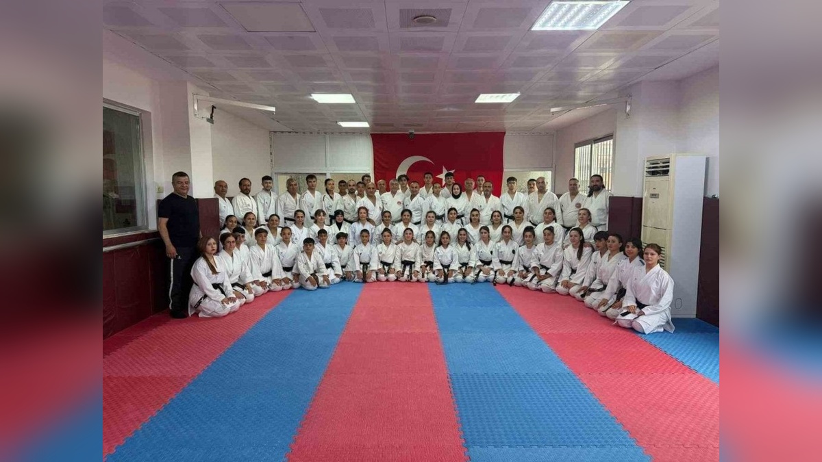 Adana'da karate semineri: Antrenörler bilgi ve tecrübelerini paylaştı
