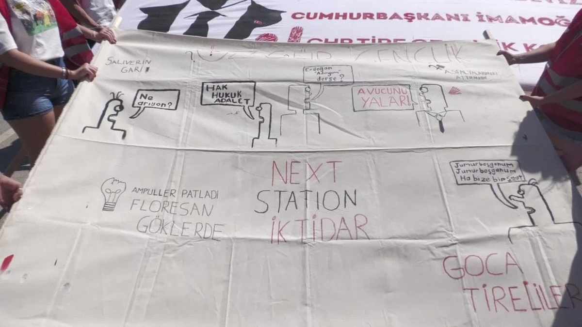 CHP İzmir Gençlik Kolları'ndan Gündoğdu Meydanı’nda yürüyüş: "Umut hep var olacak"