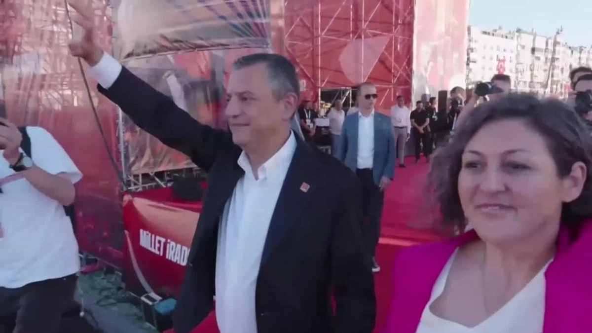 CHP'nin İzmir mitinginde sürpriz katılım: Seda Kaya Ösen partiye katıldı