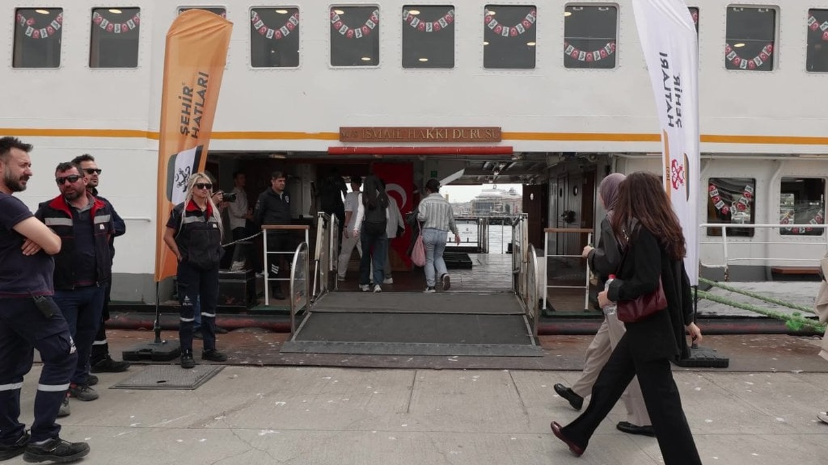 İstanbul Şehir Hatları'ndan 19 Mayıs Boğaz turu: Gençler, İsmail Hakkı Durusu vapuruyla Boğaz'ın keyfini çıkardı