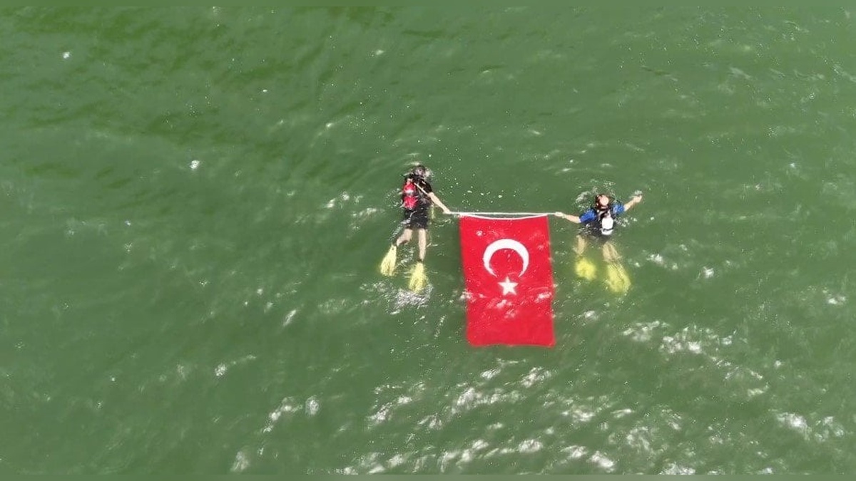 Ovacık'ta 19 Mayıs coşkusu: Dalgıçlar gölette Türk Bayrağı açtı