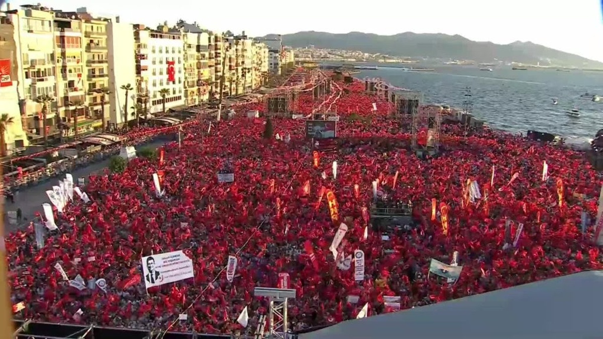 CHP lideri Özel İzmir'de: Gençlere yasaksız ve vizesiz Türkiye vaadediyoruz
