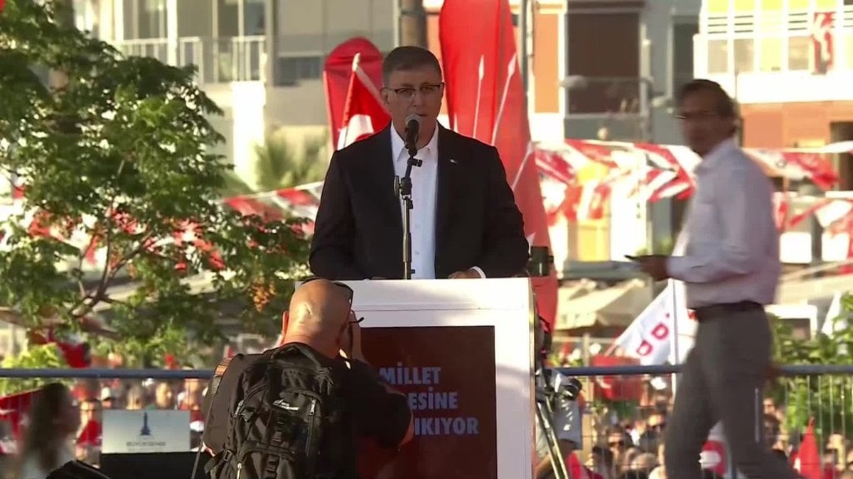 İzmir'de 'Millet İradesine Sahip Çıkıyor' mitingi: Başkan Tugay, İmamoğlu’nun mesajlarını yineledi
