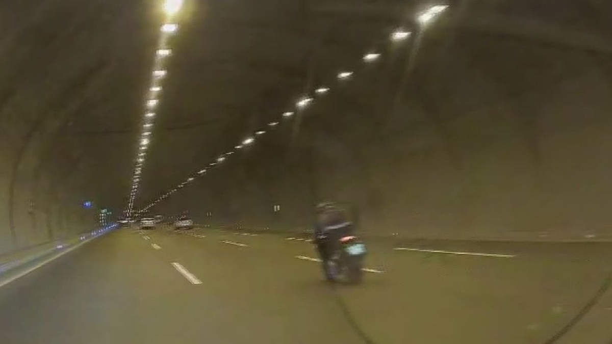 Sultangazi Cebeci Tüneli'nde motosiklet kazası: Hatalı sollama kamerada