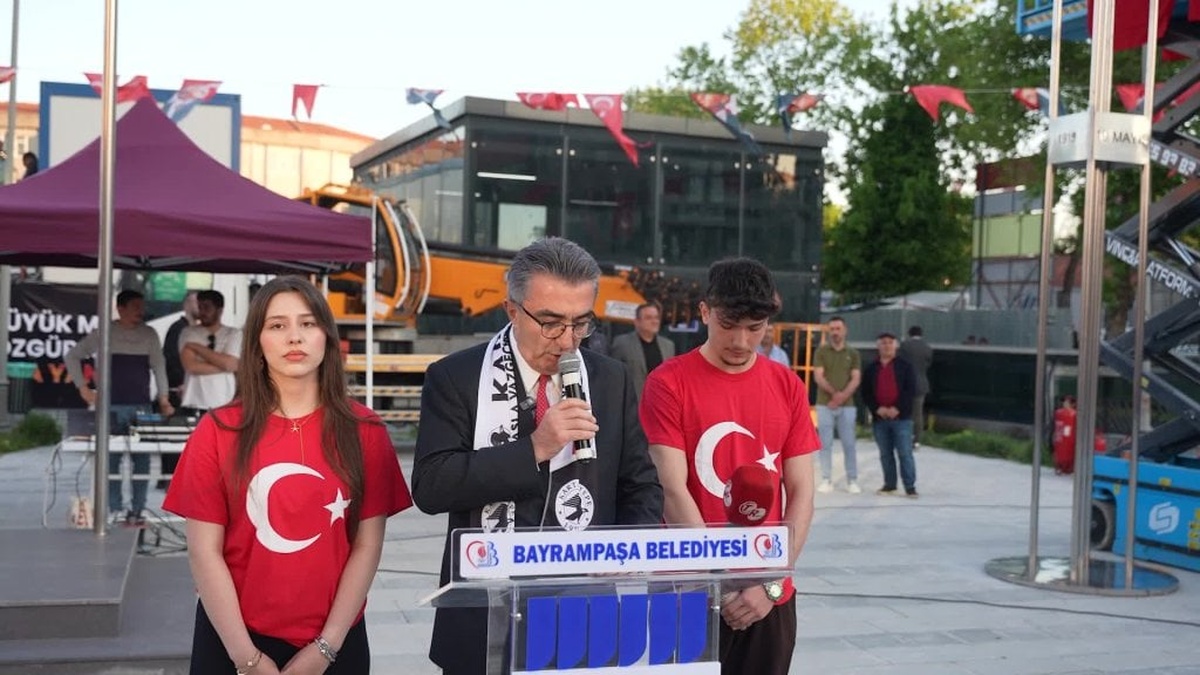 Bayrampaşa'da 19 Mayıs coşkusu: 5 metrelik 'Özgürlük ve Demokrasi meşalesi' yakıldı