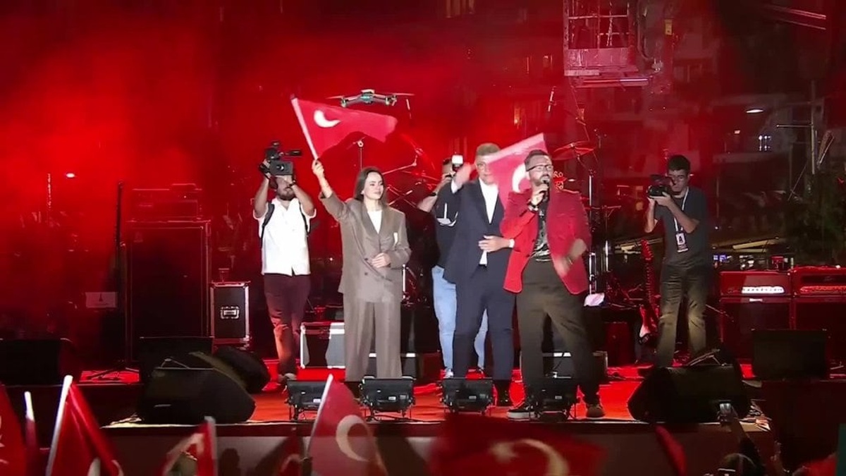 İzmir Büyükşehir Belediye Başkanı Tugay: Gençler çok daha iyisini hak ediyor